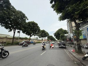 nhỉnh 300tr- nhà sân vườn trung tâm thanh xuân- 3 oto tránh- dân xây tâm huyết- ở ngay