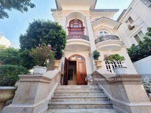 villa hầm 3 tầng hồ bơi sân vườn với diện tích sử dụng 500m2 ngay trung tâm thảo điền
