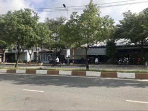 nhà riêng. nhà trống tầng dưới, trên gác gỗ không ngăn phòng. thuận lợi làm văn phòng, mua bán, làm