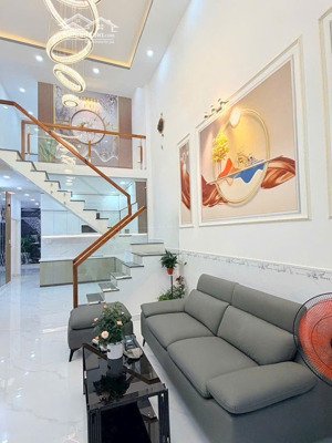 nhà dt 5x20m, đúc lửng hẻm 4m gần đường đặng thúc vịnh cách ủy ban 200m