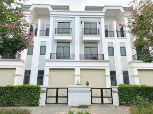 chính chủ thu hồi vốn bán lỗ căn nhà phố view công viên trong kđt solar city