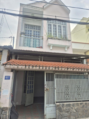 chỉ hơn 5 tỏi có mặt tiền hiệp thành 5 q12, dt 4,5x17 đúc 1 lầu 4pn sát chợ và xe bus hiệp thành