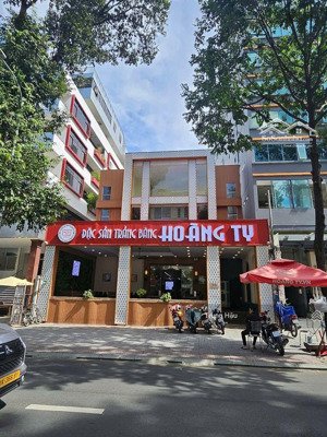 siêu vị trí . mt mạc đỉnh chi quận 1 . dt 12.20 x 37m = 451m2 . 3 tầng . hđt 520 triệu . giá 160 tỷ