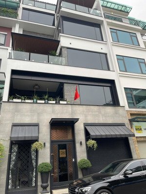 cho thuê nhà nguyên căn tại nguyễn tuân. dt : 85 m * 5 tầng + 1 hầm .mt : 5 m ,thang máy tốc độ cao