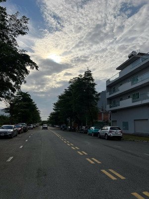 giảm 3 tỷ bán gấp lô đất tuyệt đẹp mặt tiền d1 kdc nam long ngay liên phường q9