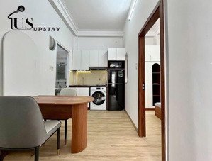 cho thuê căn hộ tách bếp 1 phòng ngủ full nội thất ban công ở hoà mỹ quận 1