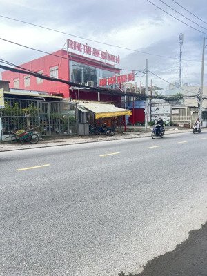 nhà mặt tiền- quốc lộ 50- dòng tiền 150tr/ năm - 150m/ ngang 6m dài 29.5m đang chia 2 căn cho thuê