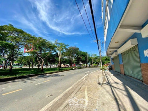 mặt tiền võ văn kiệt, 60m2, ngang 4.45m, nở hậu 6.47m, dài 11m, 5.6 tỷ