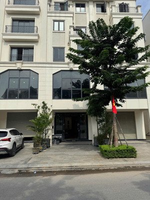 chính chủ cho thuê sàn tầng 3 diện tích 80m2/1 sàn. khu lk8.18, trục đường 33m kim chung di trạch