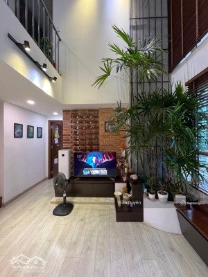 chỉ với 10.5 tỷ sở hữu căn hộ thông tầng 2pn + studio làm việc - 110m2 tầng cao- ban công hướng đn