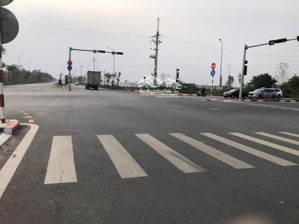 bán đất thôn mai đình ô tô vào tận nơi gần sân bay diện tích: 72 m mặt tiền: 4,5 m