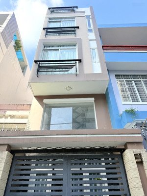 ngay ngã tư hàng xanh, giáp q1 - nhà chính chủ xây dựng tâm huyết - hẻm xe hơi - 50m2