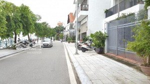 bán gấp nhà phố trích sài.ô tô 7 chỗ vào.cách hồ tây 20m.dt: 115m2,mt:5,6m.ngõ thông.giá 31,5 tỷ.