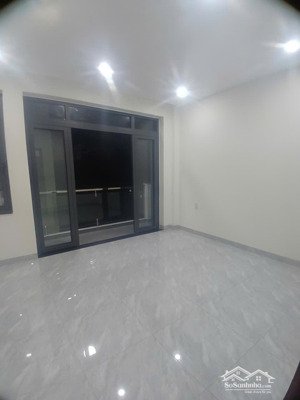 cho thuê nguyên lầu 2 ( 2 phòng ngủ ) - gần truong dai học cong nghiep 300m.