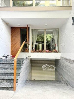 tòa nhà 7 tầng 650m sàn ngay lăng cha cả