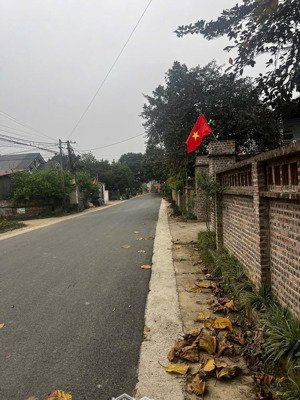 chủ gửi em bán lô đất diện tích 310 m lô đất hai mặt đường có nhà hai tầng mặt đường áp pha giá siê