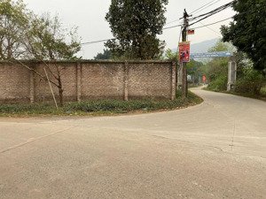 chính chủ gửi em bán lô đất 1000 m 250tc lô góc hai mặt tiền đằng sau bám suối thuốc cư yên lương