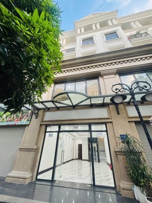 Một Mặt Bằng Tốt Không Chỉ Giúp Bạn Kinh Doanh Thuận Lợi Mà Còn Giúp Thương Hiệu Của Bạn Cất Cánh.