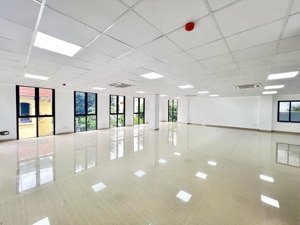 văn phòng 120m² gần hoàng cầu mặt tiền rộng, full kính, giá 20 triệu