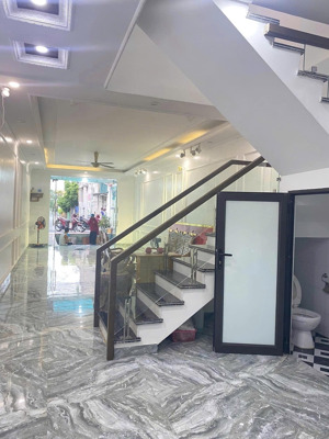 cho thuê nhà mới đẹp tại mặt đường nhánh đằng hải