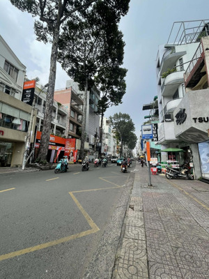 nhà mtkd trần quang diệu, quận 3, ngang khủng 8m, 3 tầng 97m2, chỉ 23. x thương lượng