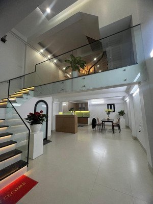 chuyển công tác! nhà giang văn minh 45m2 5 tầng. 10m ra phân lô, ô tô đỗ cửa, ngõ thông,