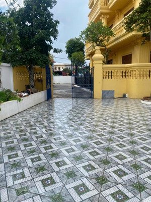 cc gửi bán lô đất to dt 580m2 có sẵn biệt thự đẹp