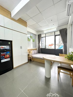 phòng cho thuê bancol + cửa sổ ngay trần hưng đạo q1 gần takashimaya, cầu ông lãnh , bến thành 30m2