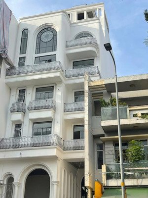cho thuê toà building văn phòng toà nhà 5 lầu 8x20m. vườn lài tân phú