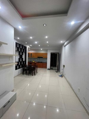chung cư 8x đầm sen đã có sổ hồng, 64m2, 2 phòng ngủ cần bán. lh: 