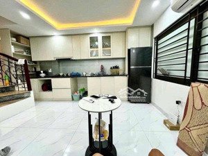 cho thuê nhà mới xây dựng 40m x 6 tầng tại hoàng ngân - trung hòa gồm 4pn,khách ,bếp giá 16tr