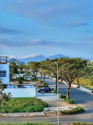 lô góc ngã 4 325m2 trục bắc nam. đường 9m5 lề rộng 8m . trục chính khu đô thị fpt đà nẵng