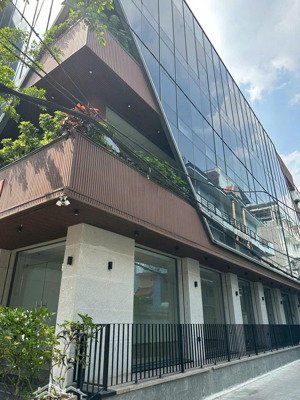 gấp! bán nhà mặt tiền quận 1- cách mạng tháng tám. dt: 6.23x26m có 5 tầng + thang máy, giá:40 tỷ