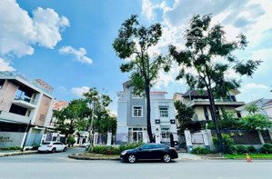 bán góc villa đường lớn giá mới tốt cho khách ngay phú mỹ hưng quận 7 hồ chí minh