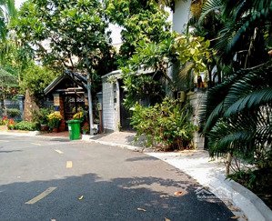 giảm từ 165 tỷ còn 115 tỷ , cần bán gấp biệt thự 651 m2 khu compoud , hồ bơi sân vườn thảo điền