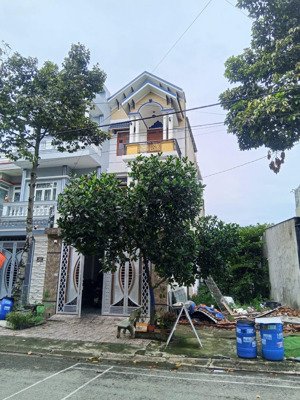 chủ gởi bán nhà mặt tiền p.tân bình, tp.dĩ an- bình dương. diện tích: 125m2 - ( 5m x 25m ) thiết