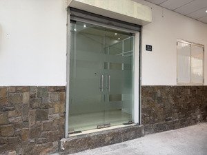 cho thuê nhà nguyên căn mới, 2pn, 1 toilet, 1 bếp, sàn gỗ, ban công, đường nguyễn công trứ, quận 1