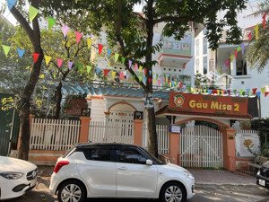 chính chủ cho thuê biệt thự 2 bán đảo hồ linh đàm dt 250m2 3,5 tầng giá 50tr/tháng