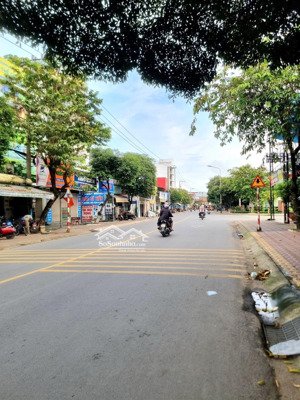 căn góc 2 mặt tiền ngay vincom dĩ an, sát kcn sóng thần, di chuyển 10 phút về thủ đức dt: 136m2 (8