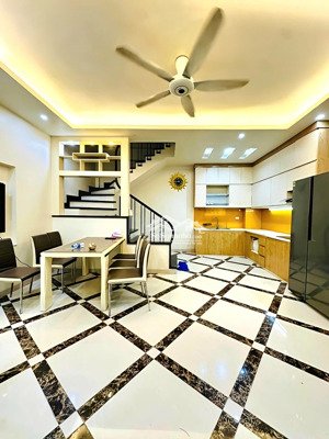 hiếm! chỉ 6 tỷ 1 - 5 tầng long biên - nhà mát mẻ, sạch sẽ, sáng thoáng vô cùng.