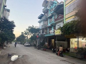 bán đất tái định cư lưu phái, 11,2 tỷ, 40m2,mt 3,5m , vỉa hè , ô tô tránh nhau , có nhà cấp 4