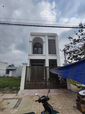 nhà 1 trệt 1 lầu mới xây ngay kcn nam tân uyên, tặng nội thất