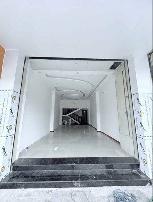 bán nhà đường hùng vương đối diện tttm chi lăng, vị trí kinh doanh, dt 80m2