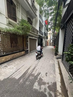 hơn 13 tỷ phân lô trung yên. vị trí đẹp. 2 mặt ngõ. tầm tiền có 102. dt 40m2x4t. nhà dân.