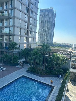 nhà tôi cần bán căn hộ 2 ngủ ecopark( sol forest), dt 62,9m2, view bể bơi, ánh sáng tràn ngập.