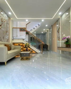 có 102! lô góc phố cát linh, ngõ thông gần mặt phố, cách ô tô 30m, sân xe, ko qh, dt 39m2*5t