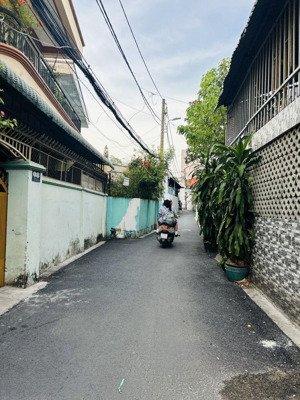 cho nhà nguyên căn trọ mặt tiền gần các trường đại học thủ đức