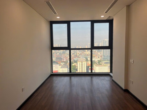 hàng hiếm sót lại tại mipec 77.5m - tầng trung- hướng đông mát mẻ chỉ 10.3xtỷ bao toàn bộ thuế phí