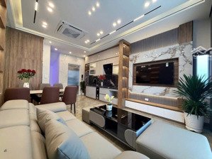 em việt luôn là người mang may mắn lộc lá đến anh chị khách hàng mua nhà đây, anh chị hãy là người