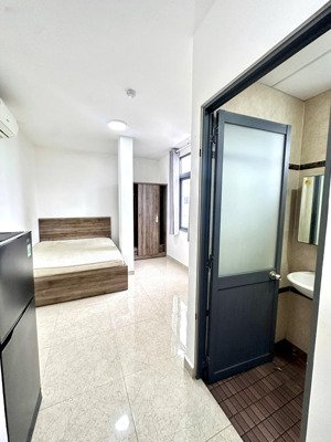 cho thuê căn hộ studio full nội thất, cửa sổ trời, thang máy, gần chợ bà chiểu